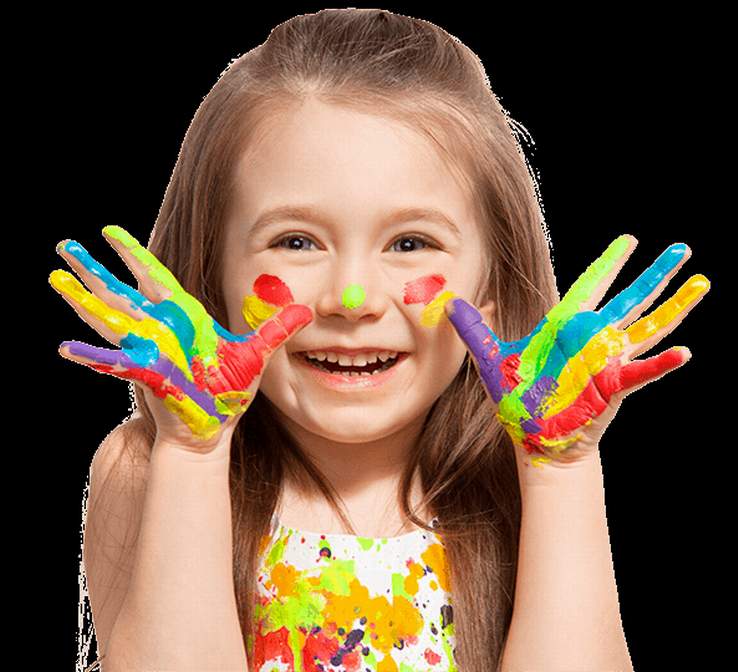 Fröhliches Mädchen mit bunter Farbe an den Fingern